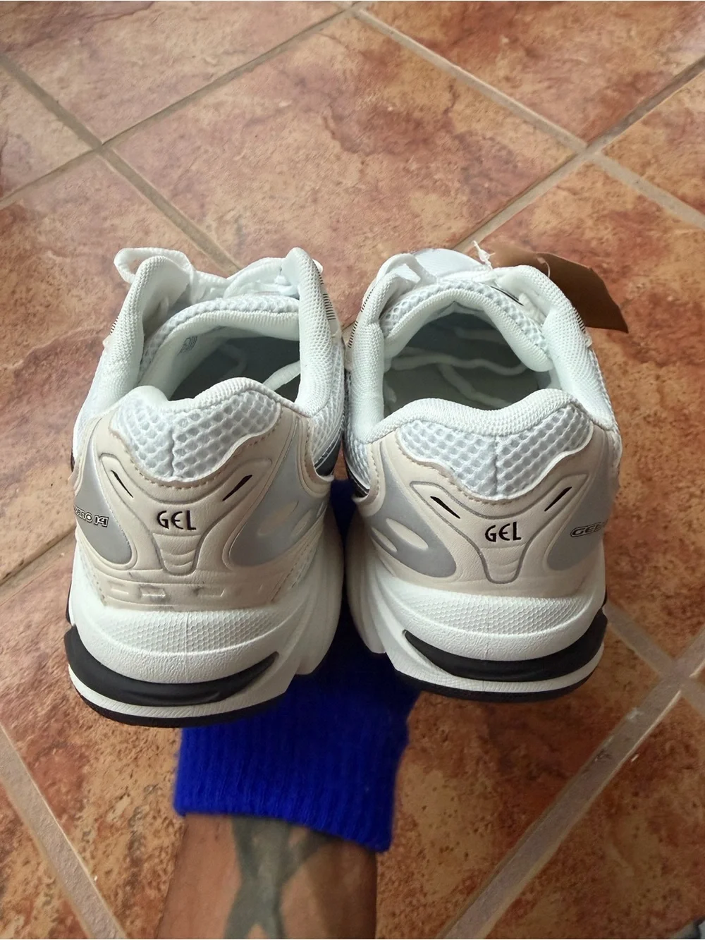 Size 9 Men’s And Women’s 10.5 - Asics Gel Kayano 14 White and Silver Cream - Picture 3 of 7
